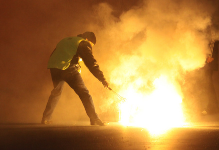 消防员把火扑灭照片