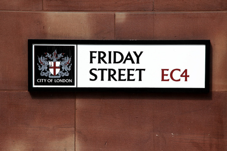 道路标志 星期五 在英国伦敦街头