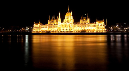 在晚上，布达佩斯匈牙利议会