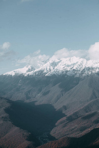 在索契的山地物种在一个红色的空地, 积雪覆盖的山峰, 在云层之上的看法