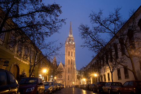 布达佩斯马蒂亚斯教会在晚上