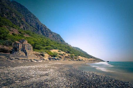 阿基特海滩与圣保罗教堂，建在 Selouda，Opiso Egiali 地区，哈尼亚，克里特岛，希腊在令人难以置信的海滩很老的拜