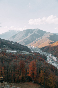 在索契的山地物种在一个红色的空地, 积雪覆盖的山峰, 在云层之上的看法