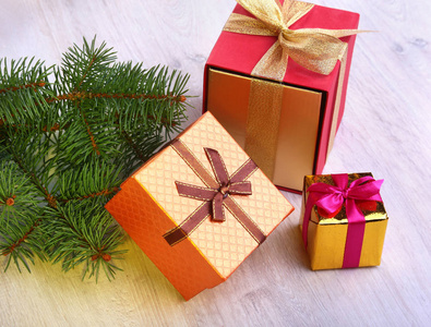 圣诞装饰与礼品盒和圣诞树在一个模糊, 波光粼粼和神话般的背景