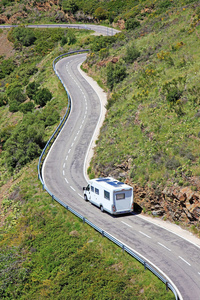 西班牙和法国之间边境附近道路上的野营车