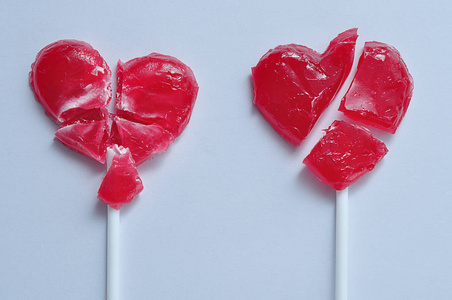 两颗破碎的红色心棒糖象征破碎的心