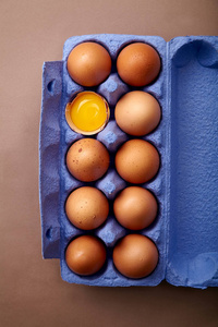 彩色紫纸板容器中鸡卵和蛋黄的特写