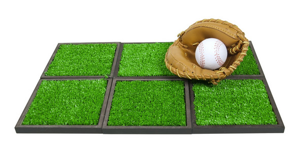 棒球手套和人工草地上的球