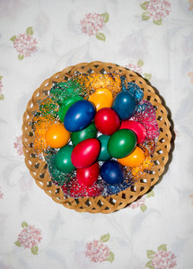 复活节彩蛋在篮子里。复活节快乐，基督教学