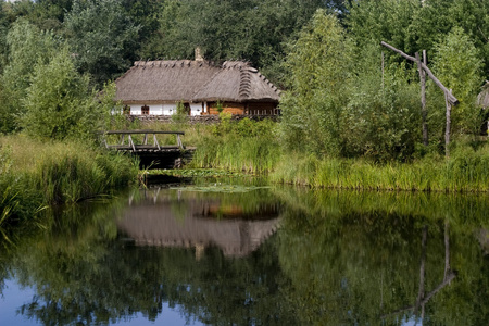 在湖边小屋