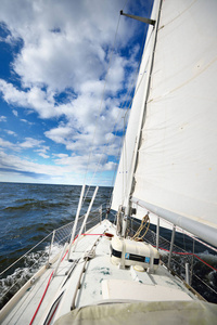 从帆船向前看, 由风倾斜