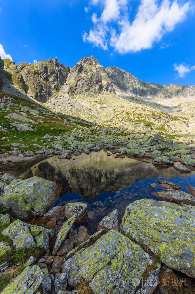 tatra 山脉, 夏季高山湖泊中的石头, 斯洛伐克.jpg