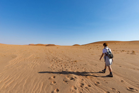 在索苏斯维雷, 纳米沙漠, 纳米 Naukluft 国家公园, 纳米比亚的沙丘上行走的游客。旅行人, 冒险和假期在非洲