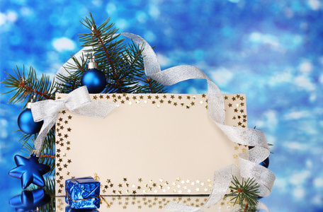 空白明信片 圣诞球和蓝色背景上的杉木树