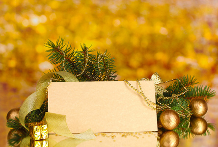 空白明信片 圣诞球和杉木树在黄色背景上
