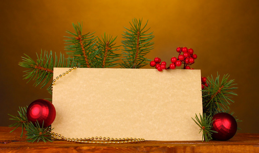 空白明信片 圣诞球和杉木树上棕黑色的木桌上