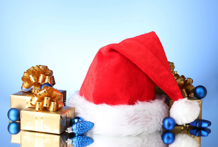 美丽的圣诞帽子 礼品及圣诞球在蓝色背景
