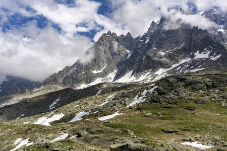 在云层之间的勃朗峰地块的伟大山峰。alp