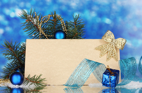 空白明信片 圣诞球和蓝色背景上的杉木树