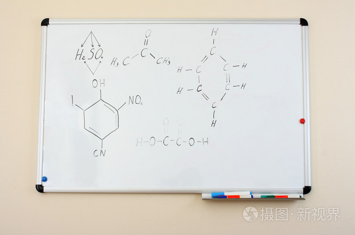 在白板上的化学公式