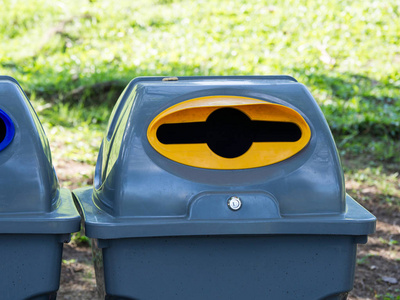 垃圾分类的灰色垃圾桶位于泰国曼谷的公共公园。回收概念