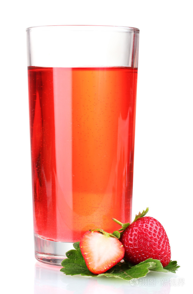 新鲜的草莓和果汁玻璃上白色隔离