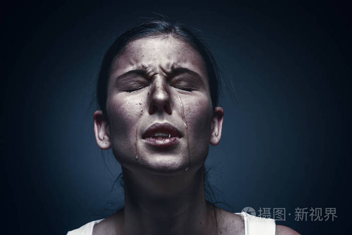 关闭了与感到受伤的皮肤和黑色的眼睛哭的女人的肖像