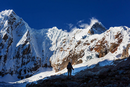 徒步旅行在科迪勒拉山系，秘鲁的场景