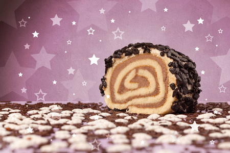 美味的多彩蛋糕与背景上的星形形状
