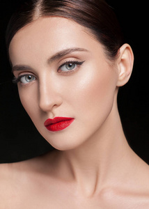 时尚闪亮荧光笔上皮肤,性感的光泽的双唇化妆照片