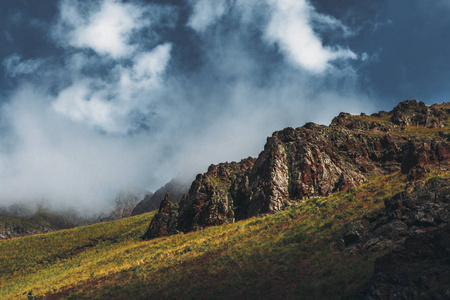 夏天的山谷在暴风雨的云层里。Elbrus 地区, 北高加索。俄罗斯