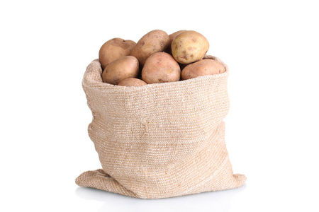 新鲜马铃薯在袋子上白色隔离
