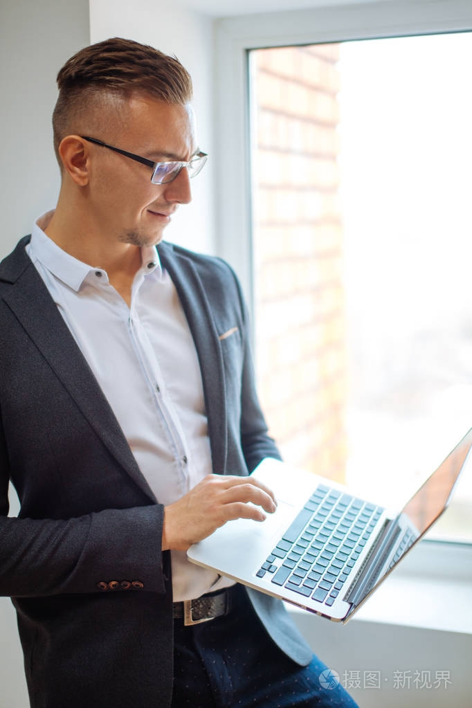 戴眼镜的帅男人在办公室里工作