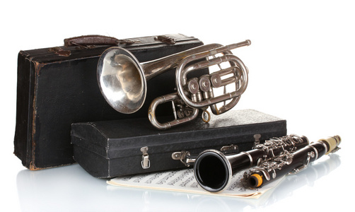 古董小号 单簧管和白色上孤立的案例