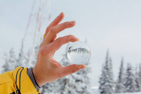 透明玻璃球, 反映冰冻冬季景观