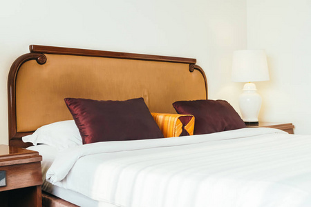 舒适的枕头在床上装饰酒店房间的内部