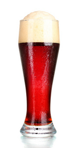 红啤酒的泡沫在玻璃上白色隔离