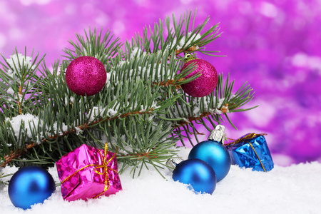 圣诞球和玩具与绿树上紫色雪中图片
