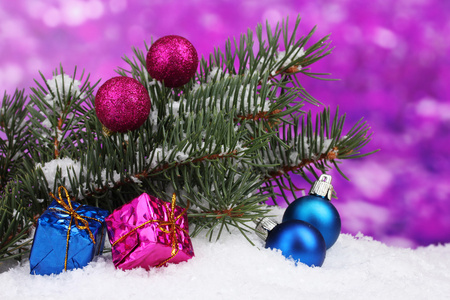 圣诞球和玩具与绿树上紫色雪中