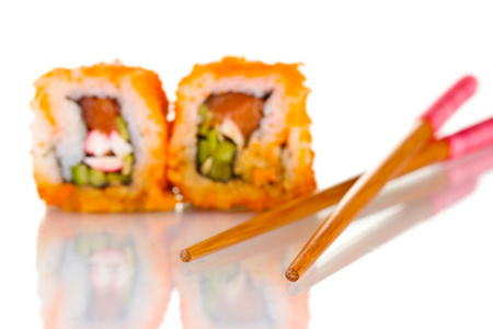 美味的寿司和孤立在白色的筷子