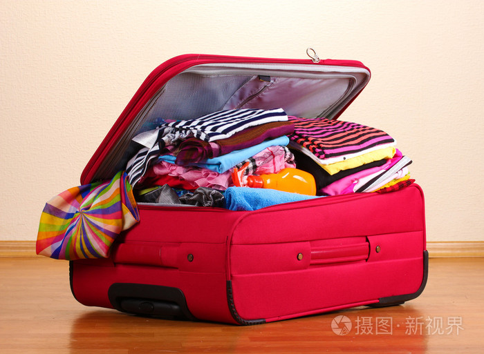 用在房间里衣服打开红色行李箱