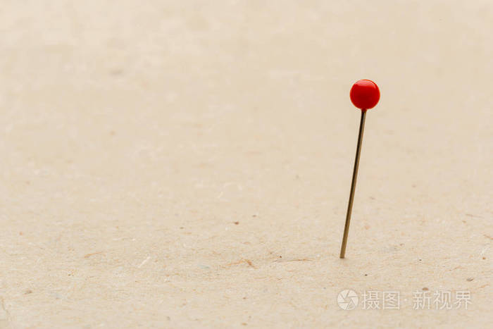 软木砖背景上的红色pin