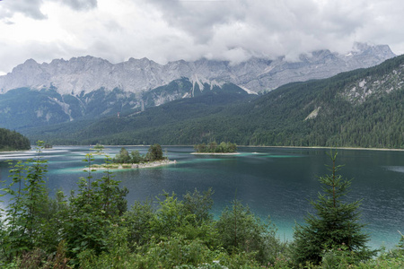 Eibsee 与最高的山祖格峰在德国, 巴法力亚阿尔卑斯, 德国