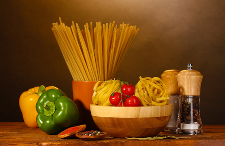 意大利面条，面条在碗里，辣椒西红柿樱桃木桌在额头上