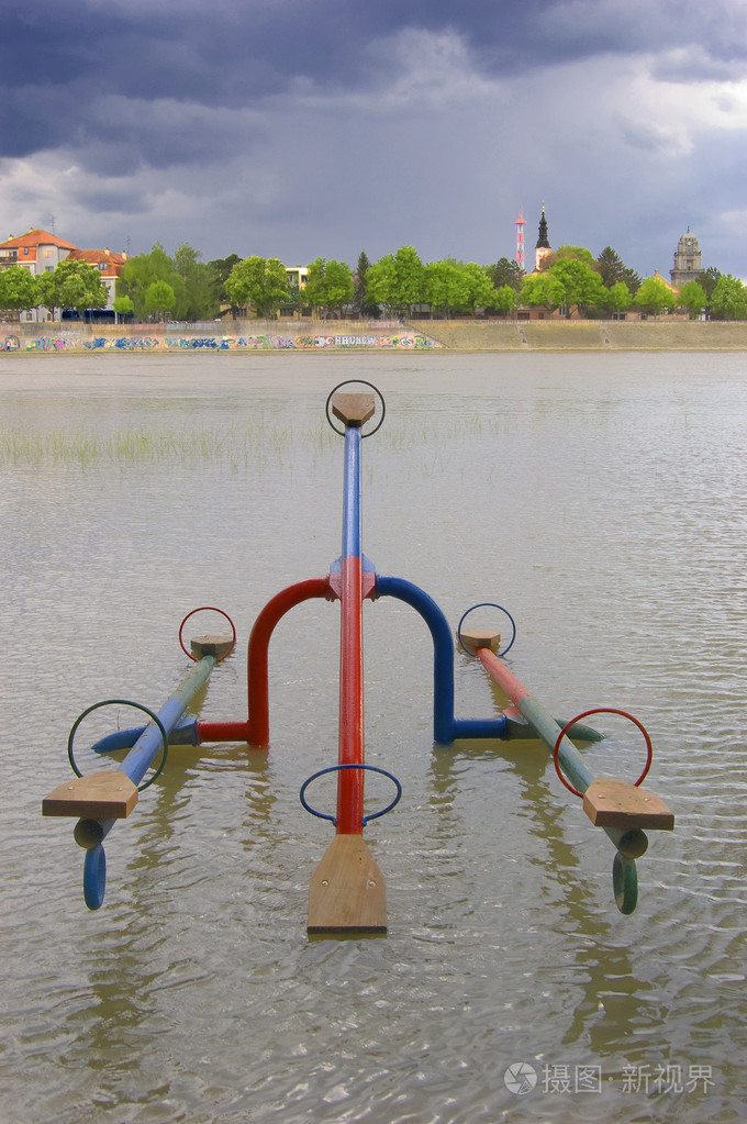 操场上的跷跷板在水下