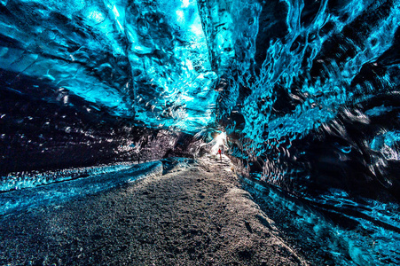 冰岛冰川内的冰洞穴