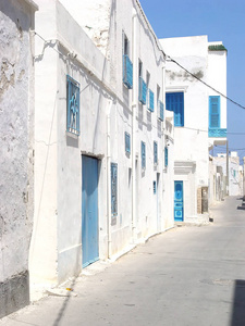马赫迪耶冷清的街道与蓝色的门和格子在 wifi