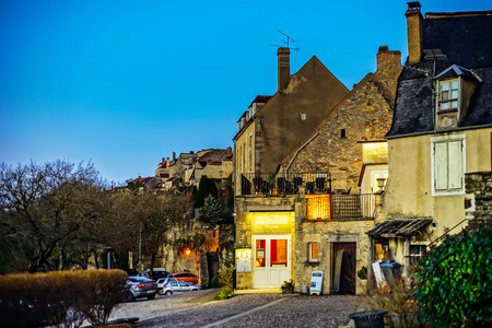 狭窄的街道在老法国城市 Vezelay, 晚上时间