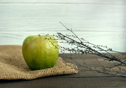 在木桌上多汁的绿色苹果。健康 eati 的概念