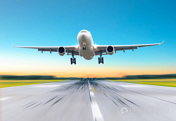 飞机飞行到达着陆速度行动在跑道在晚上